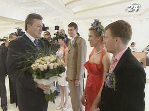 Янукович "запорожцем" відвідав чужі весілля у Луганську Янукович "запорожцем" відвідав чужі весілля у Луганську