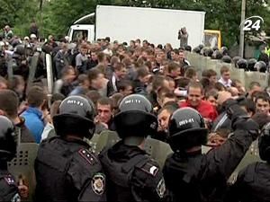 Силовики тренувалися стримувати натовп футбольних фанів Силовики тренувалися стримувати натовп футбольних фанів