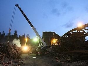 З шахти "Распадська" в Росії другий день поспіль виривається густий дим З шахти "Распадська" в Росії другий день поспіль виривається густий дим