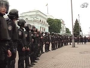Правоохоронці тренувалися стримувати фанів на “Євро-2012”
