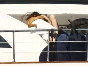 Леді Гага довела, що може цілуватись із жінками Леді Гага довела, що може цілуватись із жінками