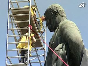 Пам`ятник Шевченку у столиці мили щітками та швабрами Пам`ятник Шевченку у столиці мили щітками та швабрами