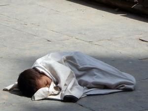 У Сумах п’яні батьки забули свою дитину на тротуарі У Сумах п’яні батьки забули свою дитину на тротуарі