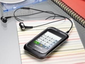 Samsung представив бюджетний телефон з сенсорним екраном