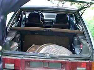 Чоловіка, який був у розшуку, впіймали з краденими люками Чоловіка, який був у розшуку, впіймали з краденими люками