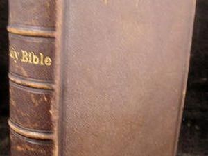Митники знайшли біблію у "секонд хенді"