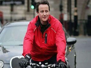 Британський прем'єр прийшов на роботу пішки і в компанії туристів Британський прем'єр прийшов на роботу пішки і в компанії туристів