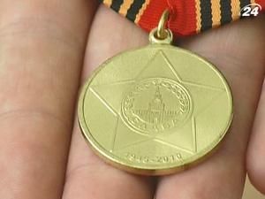 На смітнику знайшли медалі, які мали б вручити ветеранам війни На смітнику знайшли медалі, які мали б вручити ветеранам війни