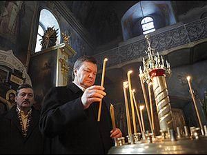 Янукович молиться разом із Азаровим та Литвином