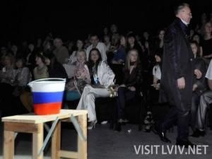 Славі Зайцеву не сподобалось "російське" відро на Lviv Fashion Week Славі Зайцеву не сподобалось "російське" відро на Lviv Fashion Week