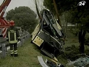 У Великій Британії шкільний автобус зіткнувся з легковим автомобілем