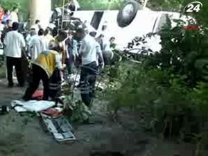 Жертвами автокатастрофи поблизу Анталії стали 15 росіян та 2 турків Жертвами автокатастрофи поблизу Анталії стали 15 росіян та 2 турків