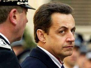 Французький школяр кинув у Саркозі пляшкою Французький школяр кинув у Саркозі пляшкою