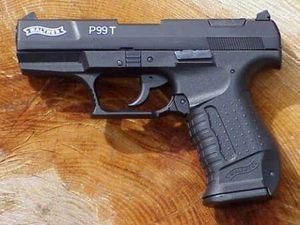 Трирічний хлопчик вистрілив із пістолета своїй сестрі у голову Трирічний хлопчик вистрілив із пістолета своїй сестрі у голову