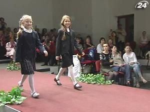 В Києві відбувся показ дизайнерської шкільної форми В Києві відбувся показ дизайнерської шкільної форми