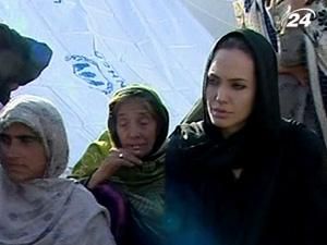 Репер Вайкліф Джін попросив Анджеліну Джолі всиновити ще одну дитину Репер Вайкліф Джін попросив Анджеліну Джолі всиновити ще одну дитину