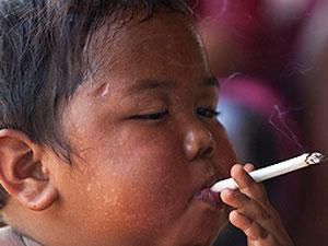 В Індонезії 2-річний хлопчик викурює до 40 цигарок на добу (Відео) В Індонезії 2-річний хлопчик викурює до 40 цигарок на добу (Відео)
