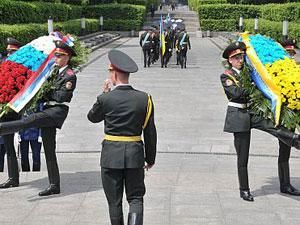 Вінок Януковича продали на аукціоні Вінок Януковича продали на аукціоні