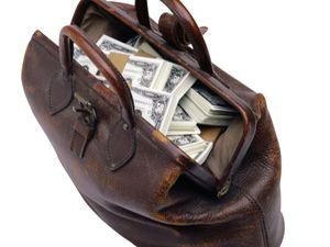 Митники затримали чоловіка з валізою забитою грошима Митники затримали чоловіка з валізою забитою грошима