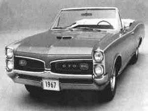 Щоб дістати контрабанду цигарок митники повністю розібрали Pontiaс Щоб дістати контрабанду цигарок митники повністю розібрали Pontiaс