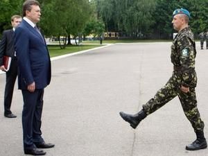 Янукович думатиме про переведення Інституту сухопутних військ зі Львова до Одеси