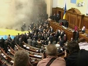 Частина опозиції заплатила за поламані 27 квітня мікрофони Частина опозиції заплатила за поламані 27 квітня мікрофони