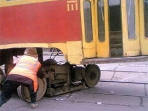 У Дніпропетровську трамвай зійшов з рейок, 8 жертв госпіталізували У Дніпропетровську трамвай зійшов з рейок, 8 жертв госпіталізували