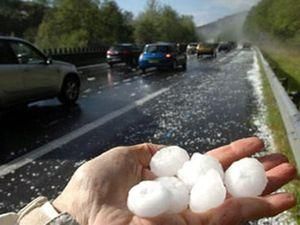 У Тернопільській області град пошкодив більше 200 житлових будинків У Тернопільській області град пошкодив більше 200 житлових будинків