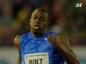 Усейн Болт програв двобій рекорду на дистанції 300 метрів Усейн Болт програв двобій рекорду на дистанції 300 метрів