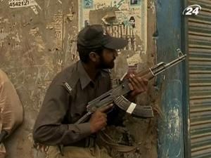 У Пакистані терористи взяли у заручники 2 тис. людей У Пакистані терористи взяли у заручники 2 тис. людей