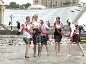 Навчальний рік столичні випускники завершили у фонтанах