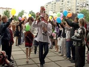 В українських школах - останній дзвоник і випускний бал В українських школах - останній дзвоник і випускний бал