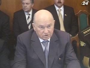 Москва і Севастополь просять Януковича пустити Лужкова в Україну Москва і Севастополь просять Януковича пустити Лужкова в Україну