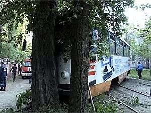 У Дніпропетровську вагон трамвая зійшов з колії, постраждало 14 людей