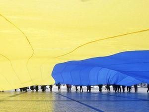 На Хрещатику розгорнули рекордний за розмірами прапор України На Хрещатику розгорнули рекордний за розмірами прапор України