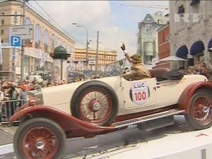 Москва заповнилась ретро-автомобілями Москва заповнилась ретро-автомобілями