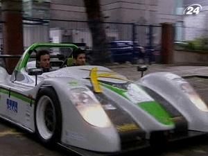 Схоже на справжній суперкар, проте є одна принципова відмінність Схоже на справжній суперкар, проте є одна принципова відмінність