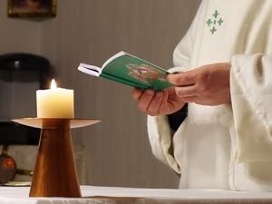 Жінки попросили Папу Римського відмінити целібат Жінки попросили Папу Римського відмінити целібат