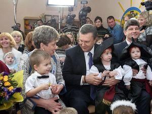 Янукович вручив дітям державні нагороди Янукович вручив дітям державні нагороди
