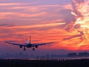 Азаров доручив антимонопольникам розібратись із внутрішніми авіаперевезеннями Азаров доручив антимонопольникам розібратись із внутрішніми авіаперевезеннями