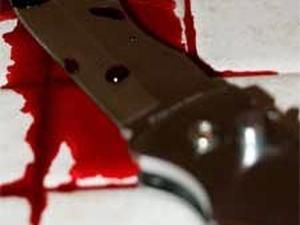 Дівчина вбила вітчима ножем, бо той не випускав її погуляти Дівчина вбила вітчима ножем, бо той не випускав її погуляти