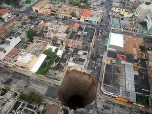 У Гватемалі провалився під землю будинок У Гватемалі провалився під землю будинок
