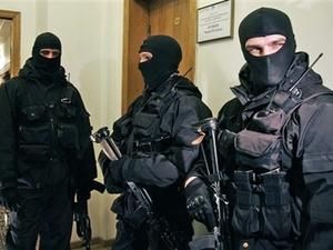 На Чернігівщині люди з автоматами заблокували завод На Чернігівщині люди з автоматами заблокували завод