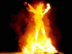 У Греції клієнт у банку облив себе бензином і підпалив У Греції клієнт у банку облив себе бензином і підпалив