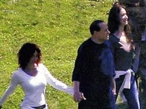 Фотограф, який сфотографував Берлусконі з проститутками, попросив політичного притулку в Іспанії Фотограф, який сфотографував Берлусконі з проститутками, попросив політичного притулку в Іспанії