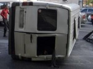 У Львові внаслідок сильного вітру перекинулась маршрутка з пасажирами У Львові внаслідок сильного вітру перекинулась маршрутка з пасажирами