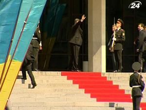 Біля палацу "Україна" Президента зустріли і прихильники, і опоненти Біля палацу "Україна" Президента зустріли і прихильники, і опоненти