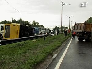 Раптовий буревій перекинув маршрутне таксі