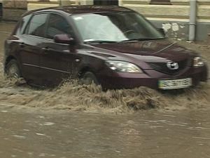 Негода затопила центральні вулиці Львова (відео) Негода затопила центральні вулиці Львова (відео)