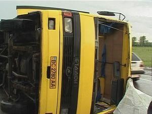 У Львові буревій перекинув маршрутку з пасажирами У Львові буревій перекинув маршрутку з пасажирами